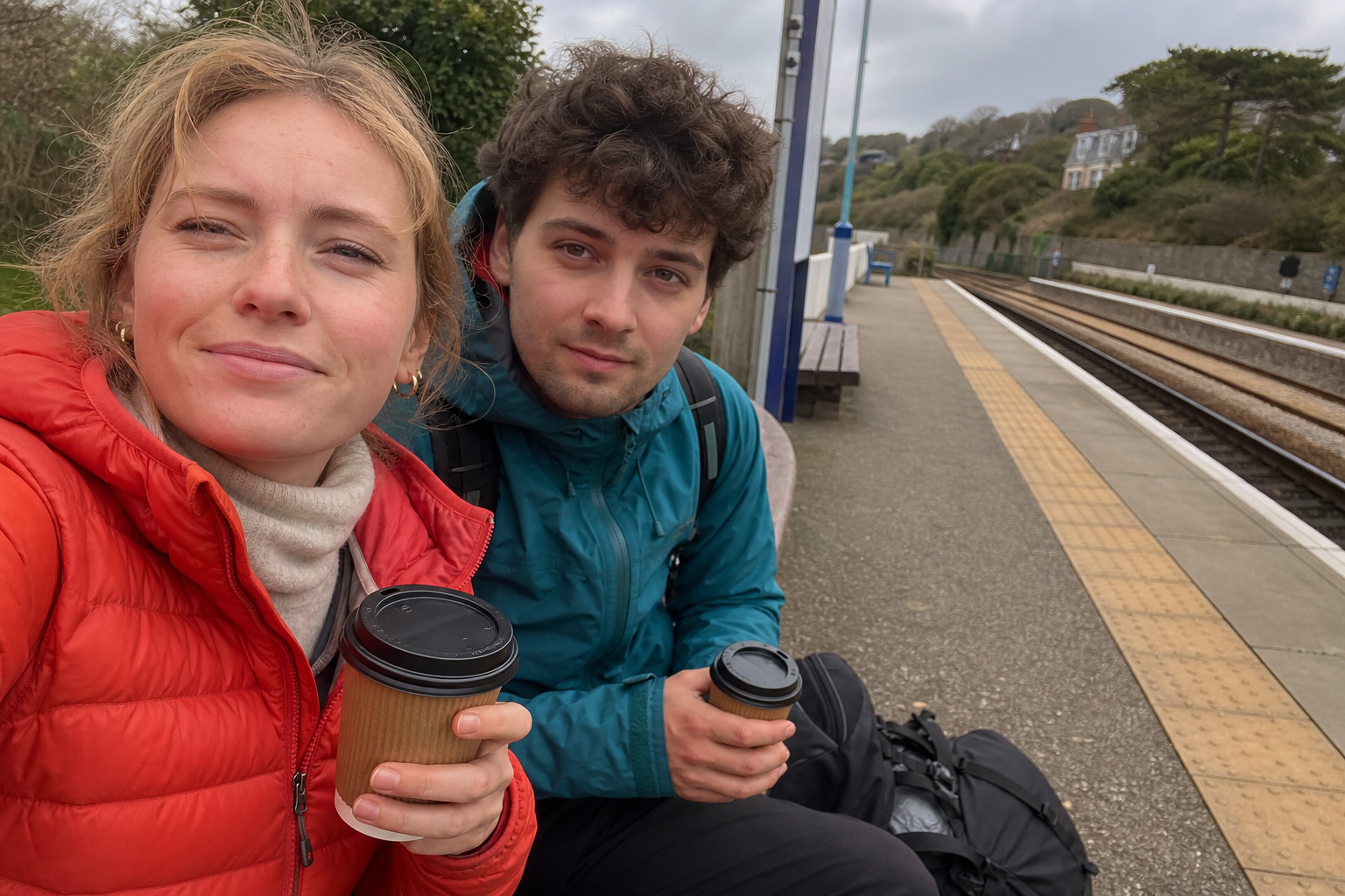 Un couple partageant un moment de voyage