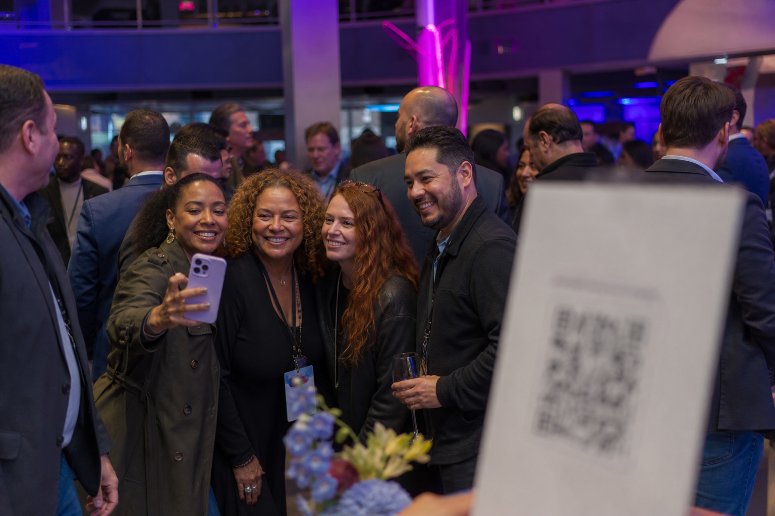 Des invités prennent des photos près d’un QR code